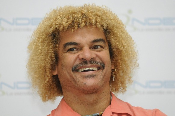 epa02138194 Former Colombian soccer player Carlos &#039;El Pibe&#039; Valderrama smiles during a press conference in San Salvador, El Salvador, on 30 April 2010. Valderrama said that Argentinean socce ...