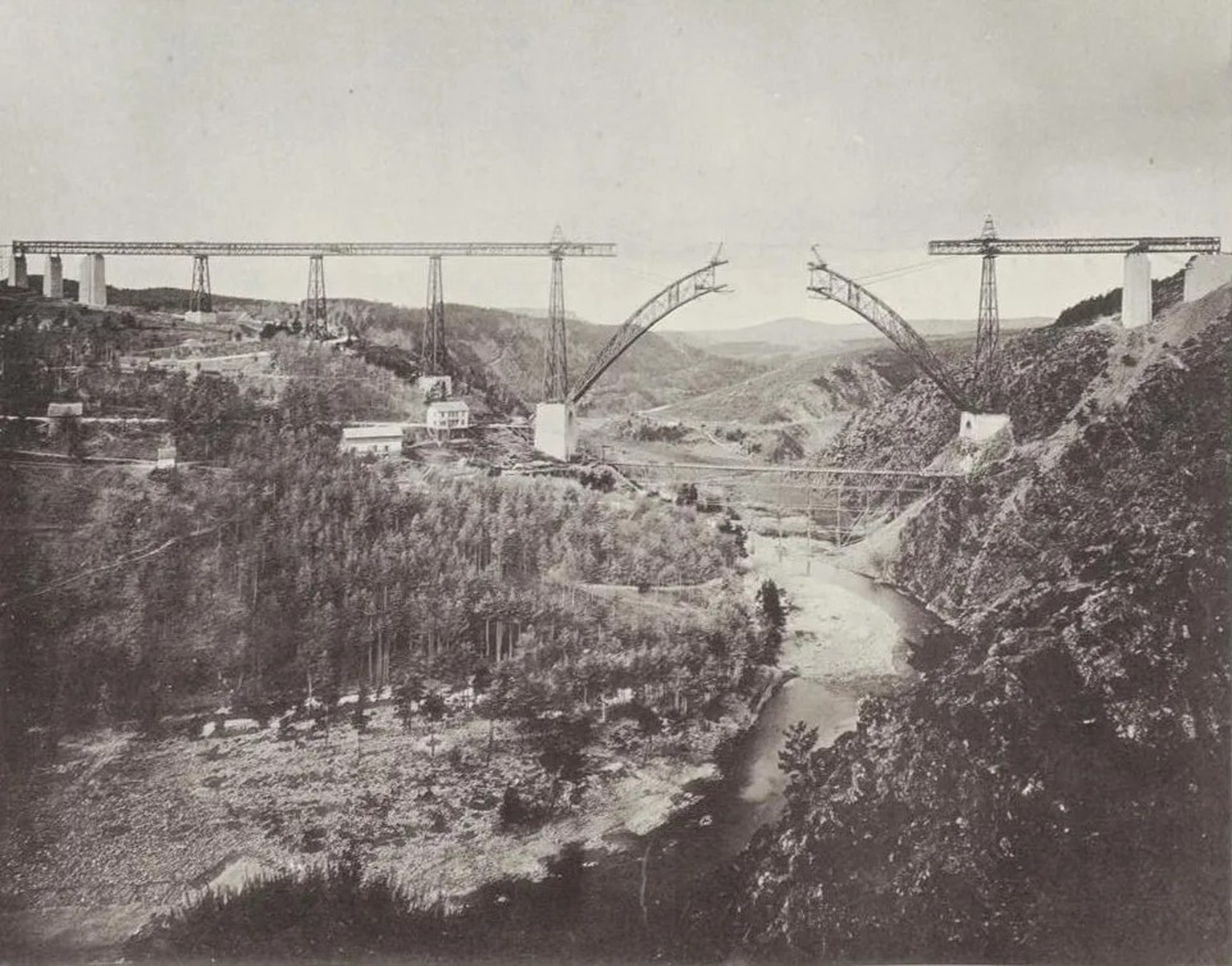 Montage des Brückenbogens in schwindelerregender Höhe: Das Garabit-Viadukt war 122 Meter hoch und blieb 25 Jahre lang die höchste Eisenbahnbrücke der Welt. Heute gehört es zum UNESCO-Weltkulturerbe.
h ...
