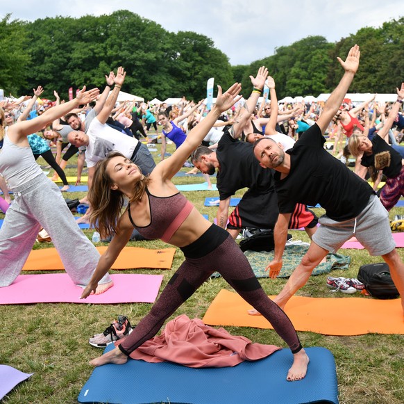 Yoga epa06050310 People attend a mass yoga session during the International Yoga Day on the Mokotow Field in Warsaw, Poland, 25 June 2017. The all day long Yoga day is celebrated with many attractions including Yoga exercises, lectures, discussions, and concerts. Participants could try natural and Indian food and buy eco products. EPA/BARTLOMIEJ ZBOROWSKI POLAND OUT