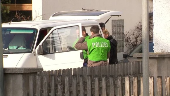 radar-reuters Bei Razzien in mehreren deutschen Bundesländern, wie hier im bayerischen Landsham, ist die Polizei am Dienstag gegen Anhänger der sogenannten Reichsbürger-Bewegung vorgegangen. Ermittelt ...