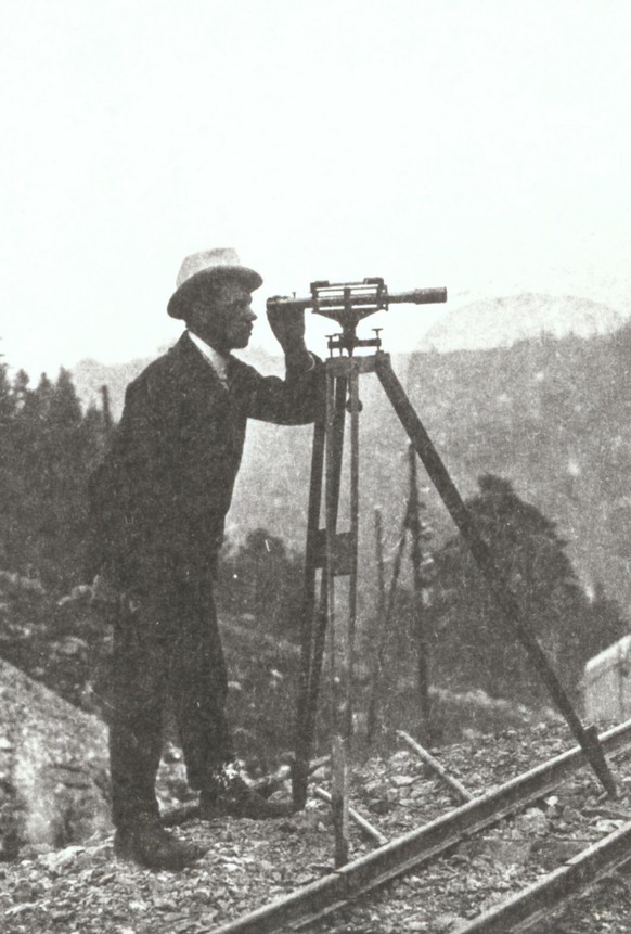 Othmar Ammann während eines Praktikums bei der Montreux-Berner Oberland-Bahn, ca. 1903. 
http://doi.org/10.3932/ethz-a-000090811