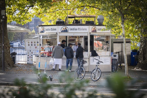 Der Imbissstand &quot;Imbiss Riviera&quot; der Familie Prati am Bellevue, am Mittwoch, 1. Oktober 2025 in Zuerich. Der Gemeinderat befasst sich heute mit dem Erhalt des Imbisses. (KEYSTONE/Andreas Bec ...