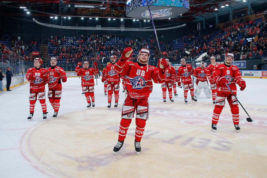 Malte Stroemwall (SCRJ) und Team jubeln nach dem Eishockeyspiel der National League zwischen den Rapperswil-Jona Lakers und dem EHC Kloten, am Samstag, 15. November 2025, in der St. Galler Kantonalban ...