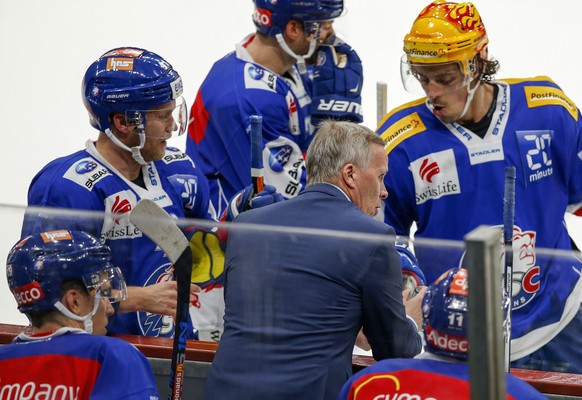 ZSC Lions Cheftrainer Hans Wallson spricht zu seinen Spielern wahrend seinem Timeout waehrend dem Eishockey-Meisterschaftsspiel der National League A zwischen den ZSC Lions und dem EHC Kloten am Samst ...