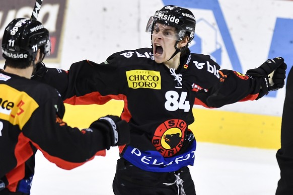 Berns Andre Heim, rechts, und Alain Berger feiern den Treffer zum 1:1 im Eishockey Meisterschaftsspiel der National League zwischen dem SC Bern und Lausanne HC, am Freitag, 21. September 2017, in der  ...