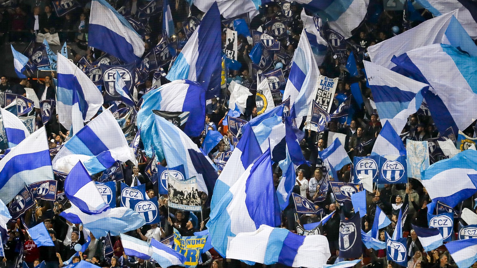 Die FCZ-Fans in Derbystimmung waehrend der Superleague Fussballpartie zwischen dem FC Zuerich und dem Grasshopper Club Zuerich am Samstag, den 21. Oktober 2017 im Stadion Letzigrund in Zuerich. (KEYST ...