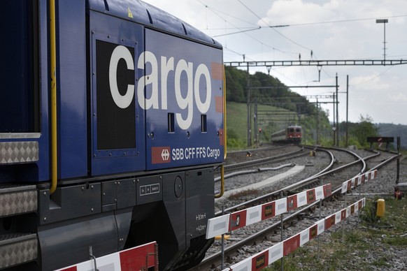 Ein SBB Cargo Lok steht auf der Nebengleis als ein SBB Personen Zug vorbei Fahrt am 9. Mai 2018 in Effingen..(KEYSTONE/Gaetan Bally) (KEYSTONE/GAETAN BALLY)