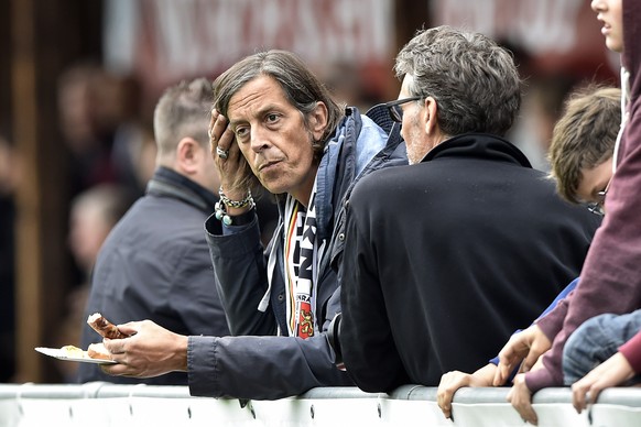 Der Schriftsteller Pedro Lenz verfolgt das Fussball Cup Spiel der ersten Hauptrunde zwischen dem FC Breitenrain Bern und dem FC Thun, auf dem Sportplatz Spitalacker in Bern, am Samstag, 23. August 201 ...