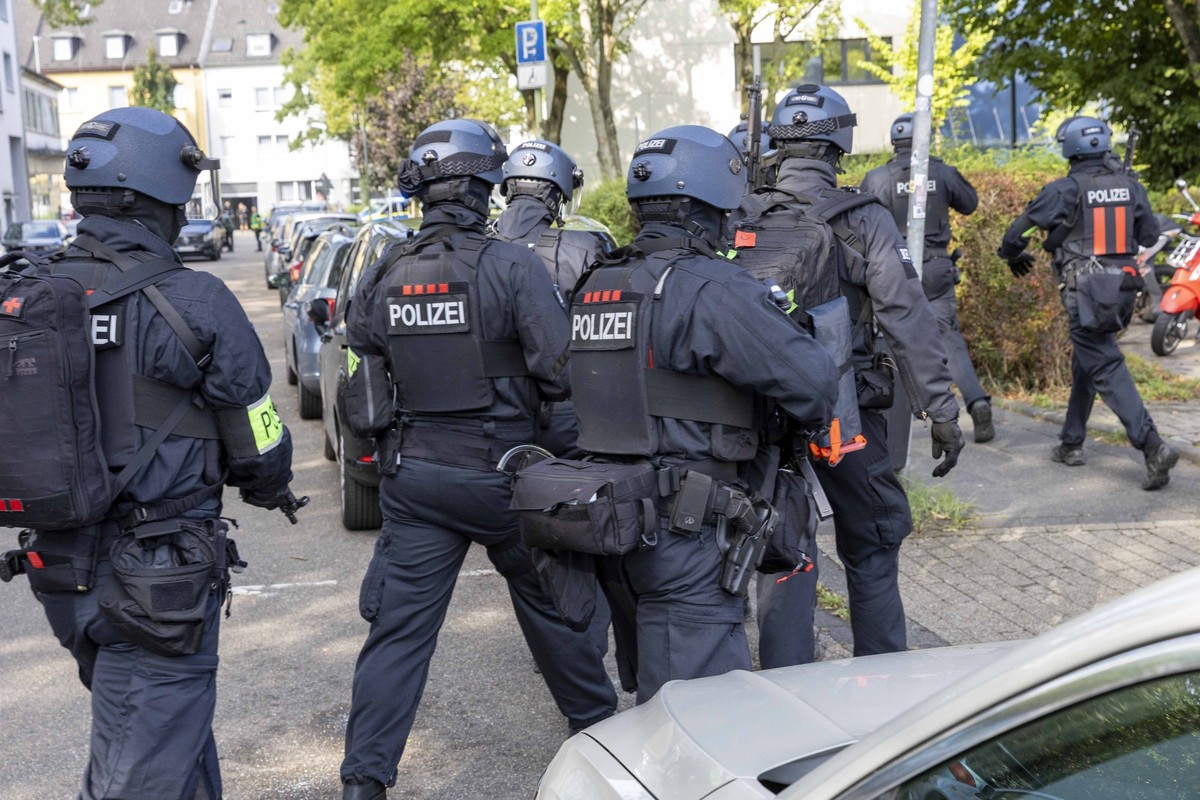 05.09.2025, Nordrhein-Westfalen, Essen: Polizisten sind an einem Berufskolleg in Essen im Einsatz. An der Schule laufe ein gr