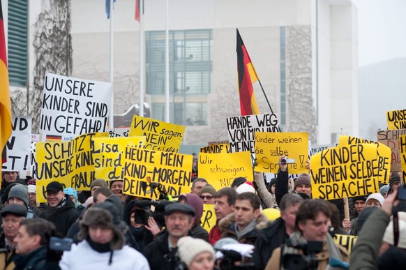 Nach den Gerüchten um eine Vergewaltigung eines 13-jährigen Mädchens in Berlin kam es zu Demonstrationen. Es handelte sich um eine Russlanddeutsche.<br data-editable="remove">