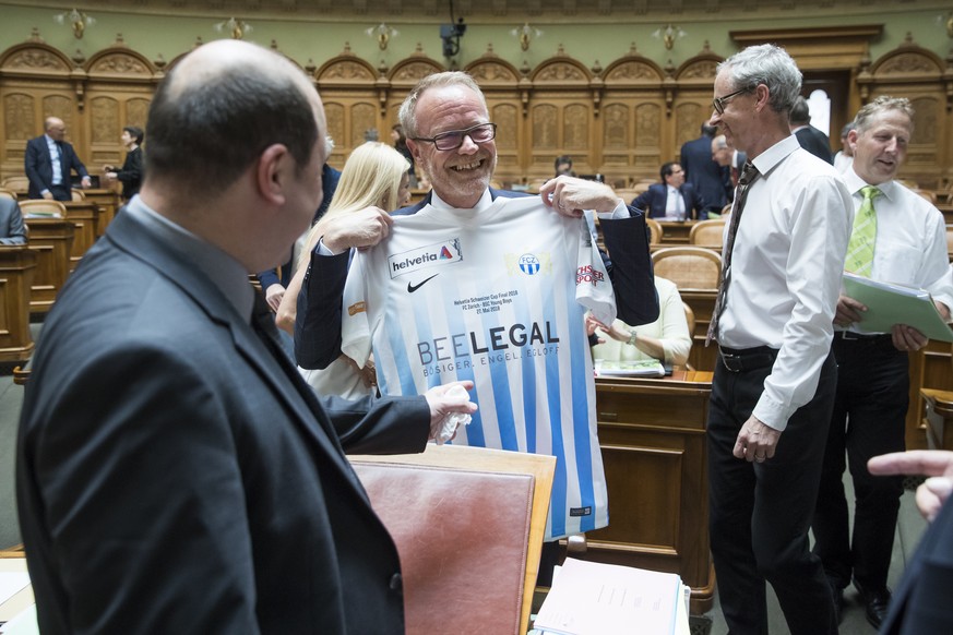 Hans Egloff, SVP-ZH, zeigt ein Shirt des Cupsiegers FC Zuerich, vor Beginn der Sommersession der Eidgenoessischen Raete, am Montag, 28. Mai 2018 in Bern. Hans Egloff ist Partner in der Anwaltskanzlei  ...