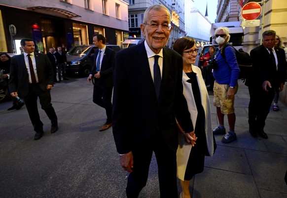 epa10233190 Austrian President Alexander Van der Bellen (C) and his wife Doris Schmidauer (R) arrive at the Media Center at the Palais Niederoesterreich during the Austrian presidential elections, in  ...