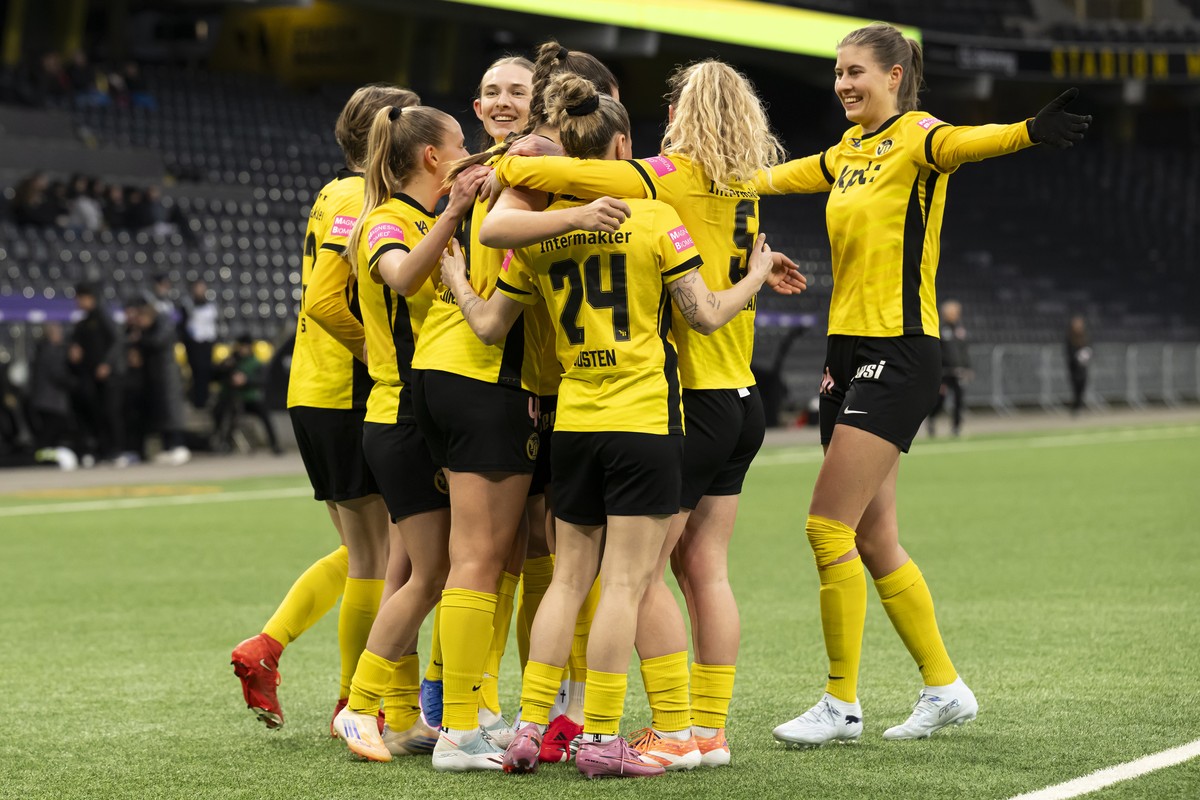 Spielerinnen von YB Frauen jubelt nach ein Tor zum 3-0 von Maria Jimenez (YB Frauen), im Fussballspiel der Women's Super League Spiel zwischen den BSC Young Boys Frauen (YB) und dem FC Thun Fraue ...