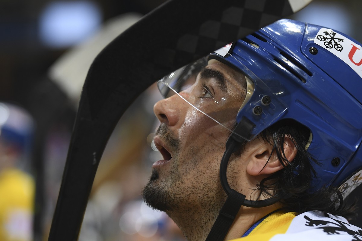Davos' Andres Ambuehl looks on during the game between Team Suisse and HC Davos at the 91th Spengler Cup ice hockey tournament in Davos, Switzerland, Saturday, December 30, 2017. (KEYSTONE/Gian E ...