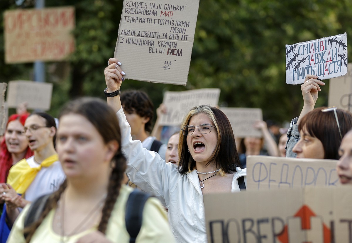 epa13127115 Ukrainians hold placards reading 'Fedorov is the defence minister', 'Don't mess with what works', 'Hands off Fedorov' and 'Bring Fedorov back', ...