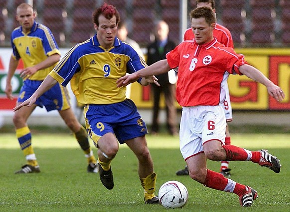 Switzerland&#039;s Johann Vogel, right, fights for the ball with Sweden&#039;s Fredrik Ljungberg, left, during a friendly soccer match Switzerland vs Sweden in Geneva, Switzerland, Wednesday, April 25 ...