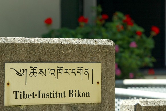 Eine Anschrift am Eingang des Tibetischen Institut in Rikon, am Donnerstag, 15. August 2002. Das Kloesterliche Tibet-Institut ist eine Gruendung zum Zweck der geistigen und kulturellen Betreuung von E ...