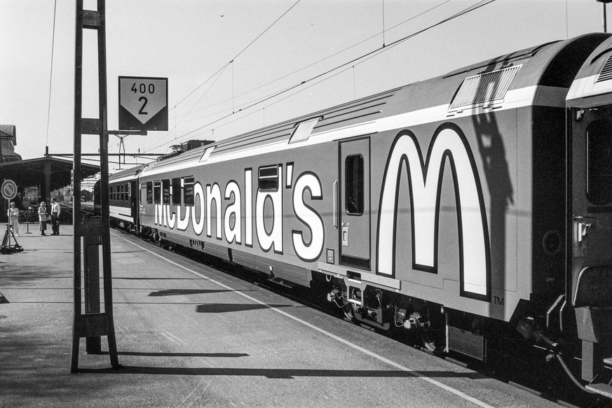 SCHWEIZ MCDONALD&#039;S-SPEISEWAGEN
Einer von zwei McDonalds&#039;s-Speisewagen, aufgenommen im Mai 1992. Die Mc-Donald&#039;s Speisewagen verkehren auf den SBB-Strecken Basel nach Genf und Genf nach  ...