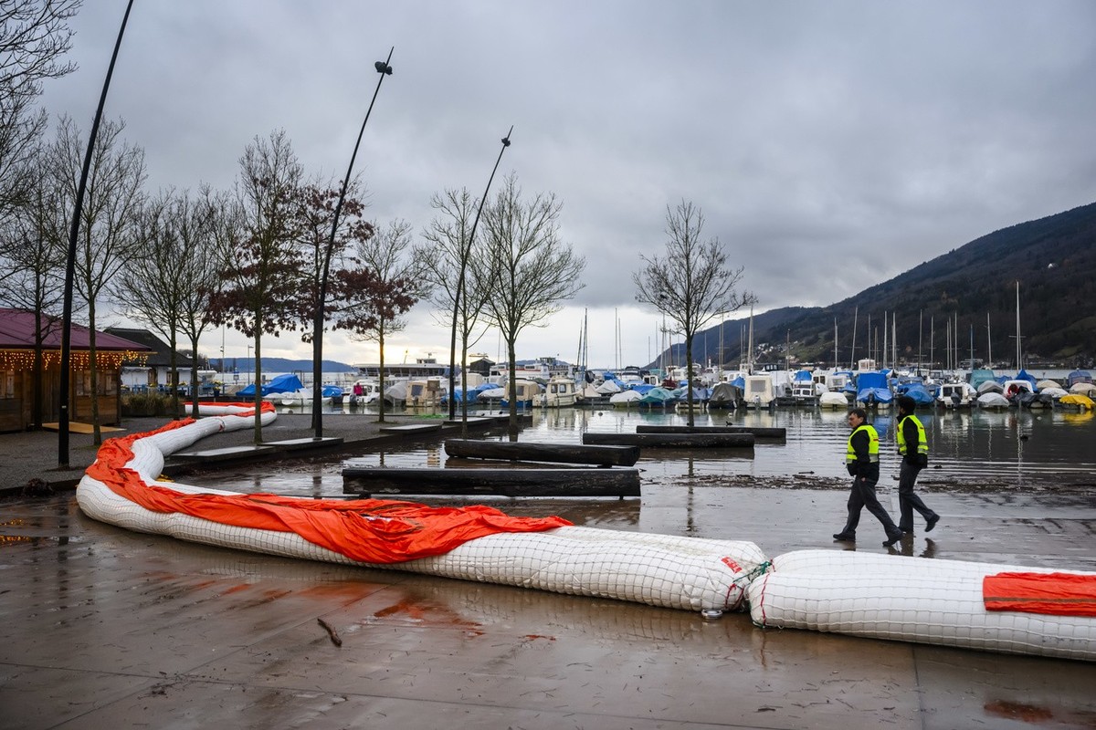 Un barrage mobile est visible dans le port lors de la montee de l'eau du lac de Bienne (Bielersee) suite aux fortes precipitations des derniers jours le mercredi 13 decembre 2023 a Bienne. (KEYST ...