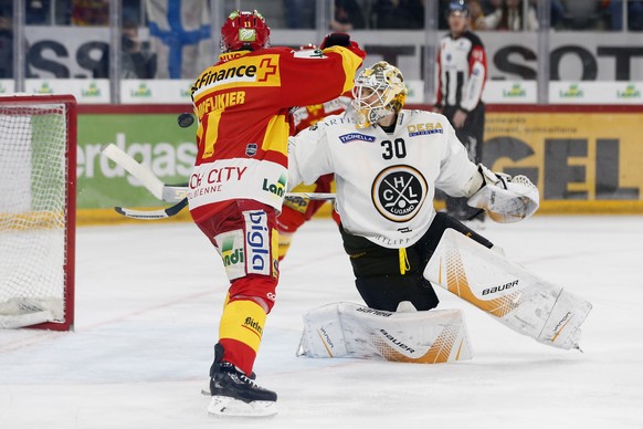 Biels Jacob Micflikier erzielt das Tor zum 2-0 gegen Luganos Torhueter Elvis Merzlikins im Eishockey Meisterschaftsspiel der National League zwischen dem EHC Biel und dem HC Lugano, am Freitag, 2. Feb ...