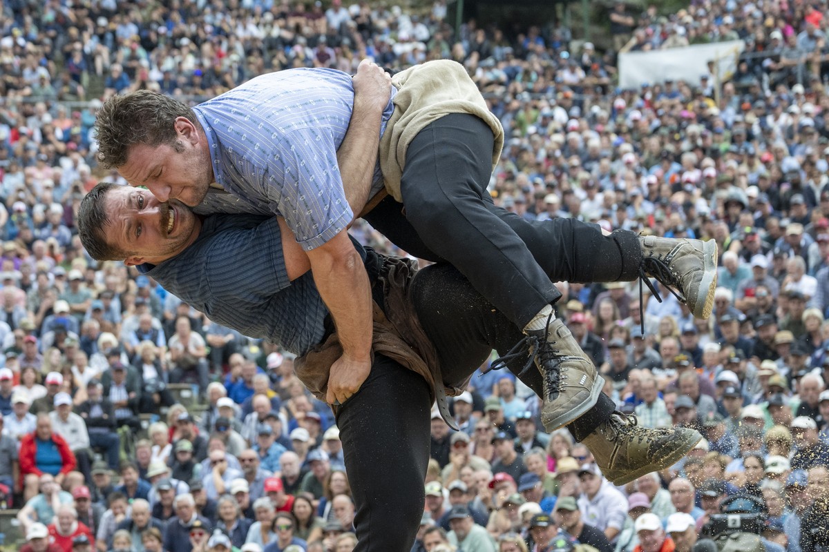 Armon Orlik, rechts, und Fabian Staudenmann, links, im gestellten Schlussgang beim Bruenig Schwinget am Sonntag, 26. Juli 2026 auf dem Bruenig Pass. (KEYSTONE/Urs Flueeler)