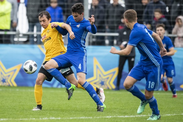 Berns Robin Golliard, links, gegen Zagrebs Josip Sutalo, Mitte, im Final der Herren am FCZ Blue Stars Youth Cup zwischen den BSC Young Boys und Dinamo Zagreb, am Donnerstag, 10. Mai 2018, in Zuerich.  ...