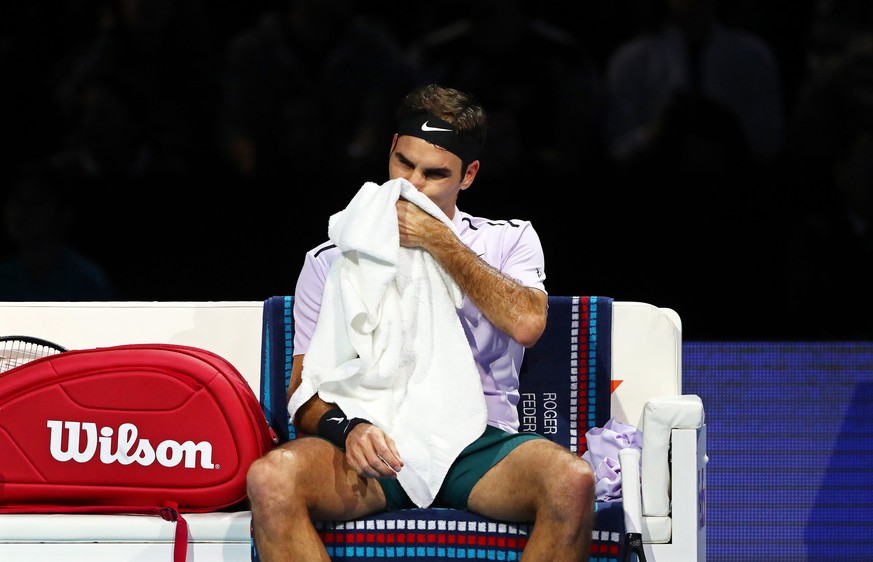 epa06337467 Switzerland&#039;s Roger Federer reacts during his semi final match against Belgium&#039;s David Goffin at the ATP World Tour Finals tennis tournament in London, Britain, 18 November 2017. ...