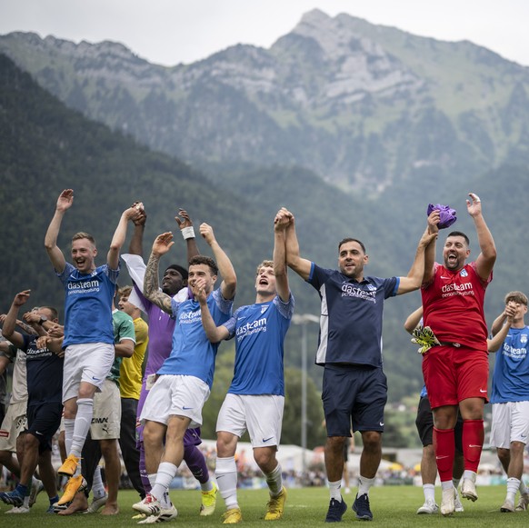 Die St. Galler Kurve feiert den eigenen und gegnerischen Verein nach der ersten Runde im Schweizer Cup Fussballspiel zwischen dem FC Walenstadt und dem FC St. Gallen, am Samstag, 16. August 2025 auf d ...