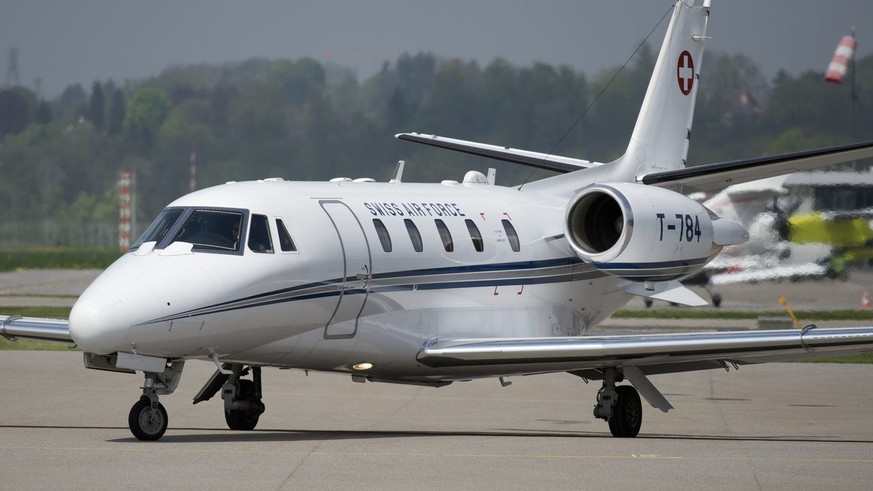 Der Bundesratjet der Schweizer Luftwaffe startet auf dem Flughafen in Bern-Belp, am Donnerstag, 2. Mai 2013. (KEYSTONE/Lukas Lehmann)