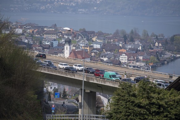 Der Osterreiseverkehr am Karfreitag staut sich vor dem Gotthard Tunnel in Richtung Sueden zwischen Amsteg und Beckenriend, uber den Seelisbergtunnel hinaus, bis auf ueber 20 Kilometer Laenge, am Freit ...