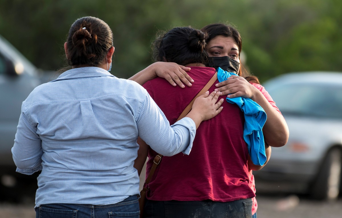epaselect epa09248838 Relatives of miners hug as they await for information about their loved ones after the flooding and the collapse of a mine in the municipality of Muzquiz, Coahuila state, Mexico, ...