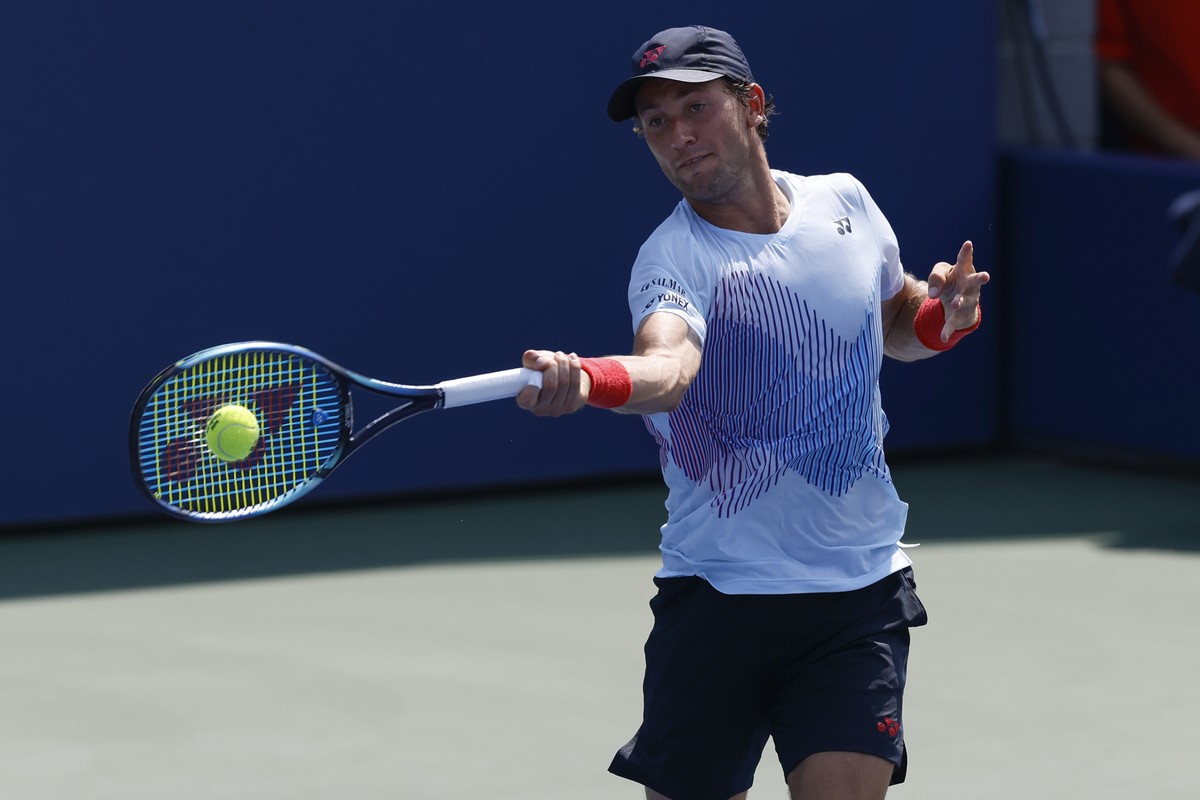 epa11566157 Casper Ruud of Norway in action against Yunchaokete Bu of China during their first round match of the US Open Tennis Championships at the USTA Billie Jean King National Tennis Center in Fl ...