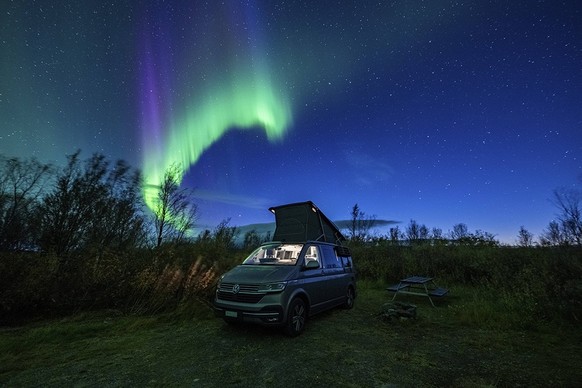 Nordlicht ¸ber Camper, VW California, Lyngen, Troms og Finnmark, Norwegen, Europa Northern lights over camper, VW California, Lyngen, Troms og Finnmark, Norway, Europe Copyright: imageBROKER/RobertxHa ...