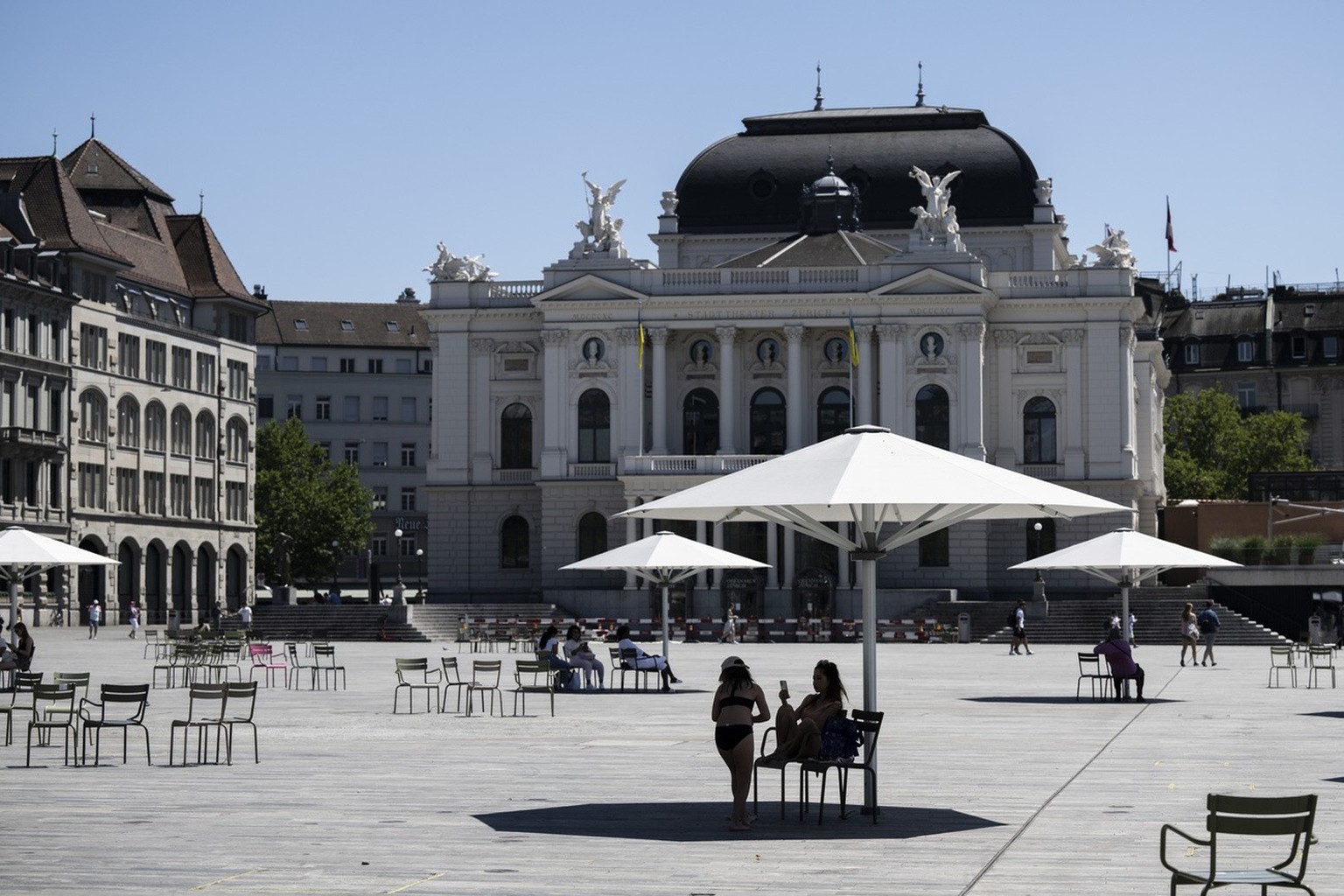 Leere Stuehle auf dem hitzigen Sechselaeuteplatz, aufgenommen am Sonntag, 17. Juli 2022 in Zuerich. (KEYSTONE/Ennio Leanza)