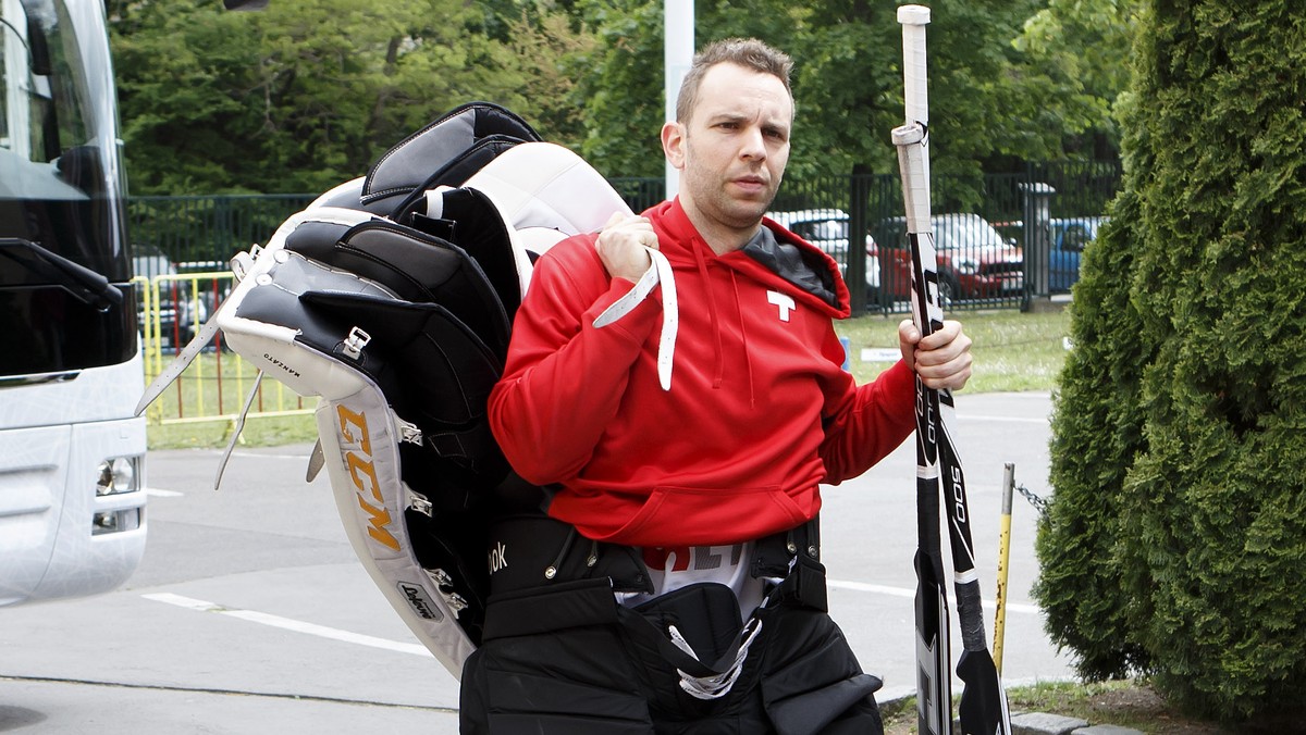 Switzerland's goaltender Daniel Manzato arrives for a training session, at the IIHF 2015 World Championship, at the Tipsport Arena, in Prague, Czech Republic, Thursday, May 7, 2015. (KEYSTONE/Sal ...