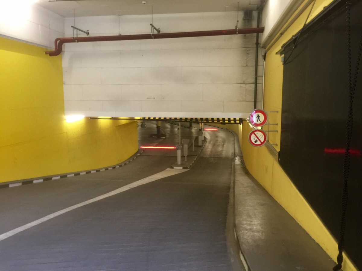 Die Einfahrt erfolgt über ein Nebengebäude.