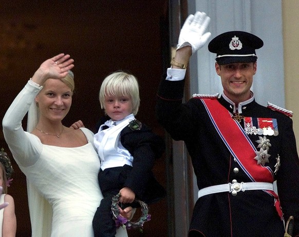 Norway&#039;s Crown Prince Haakon and his bride Crown Princess Mette-Marit, wave from the balcony of the Royal Palace in Oslo after their wedding ceremony, Saturday, August 25, 2001. The Crown Princes ...
