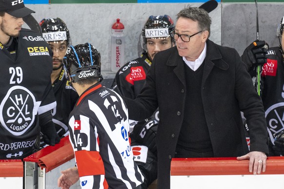 Luganos Head Coach Chris McSorley, rechts, im Gespraech mit Schiedsrichter Mark Lemelin, waehrend dem Qualifikationsspiel der National League zwischen den SCL Tigers und dem HC Lugano, am Freitag, 28. ...