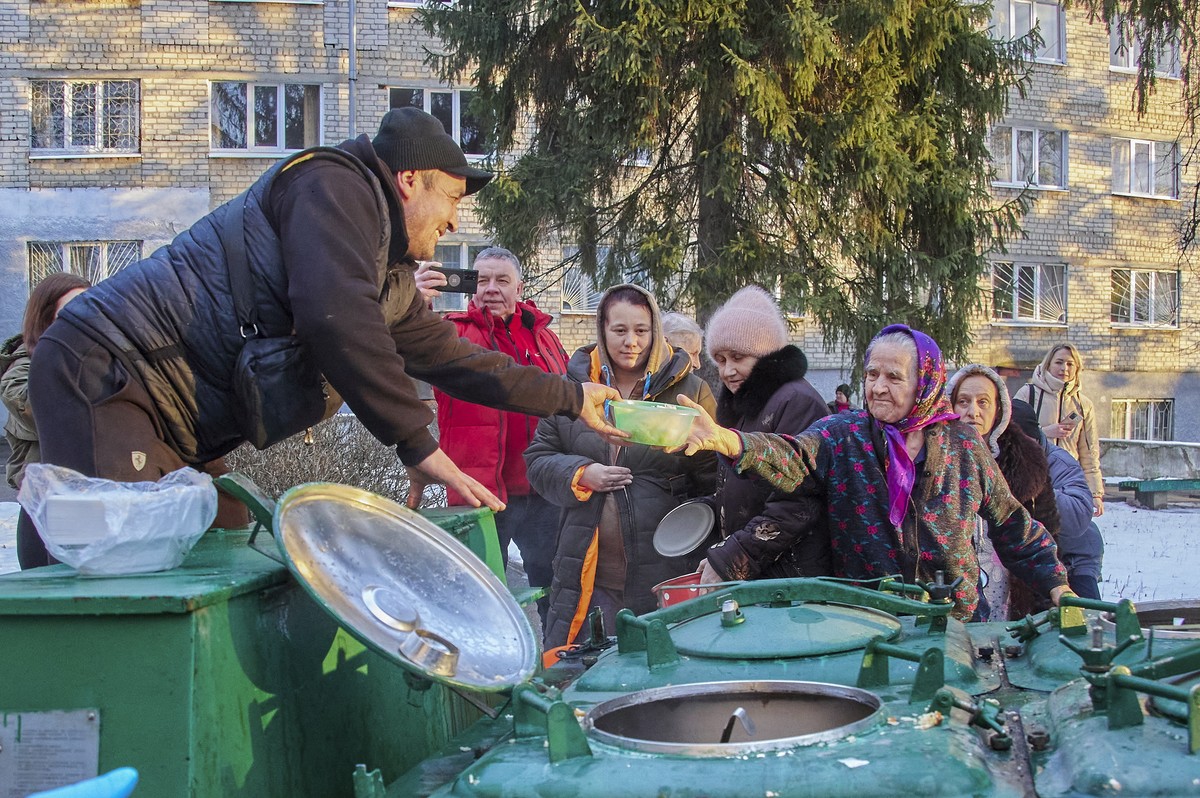 Des volontaires distribuent de la nourriture à Kharkiv. (Image d'illustration)