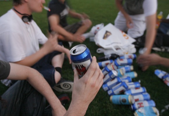 Bei den Teenies hoch im Kurs: Ein kühles Bier im Park.
