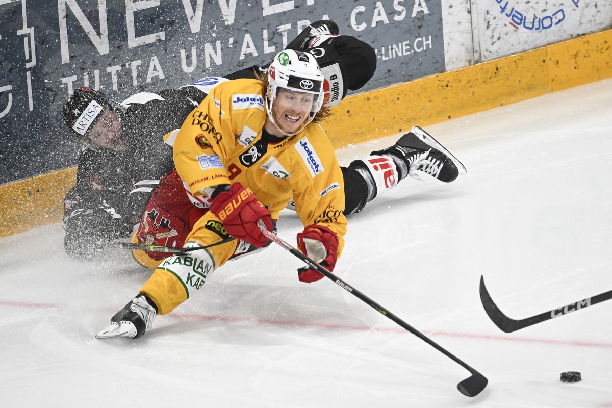 From left, Lugano?s player Daniel Carr and Tiger's player Cody Eakin, during the preliminary round game of National League (NL) Swiss Championship 2022/23 between HC Lugamo and SCL Tigers at the  ...