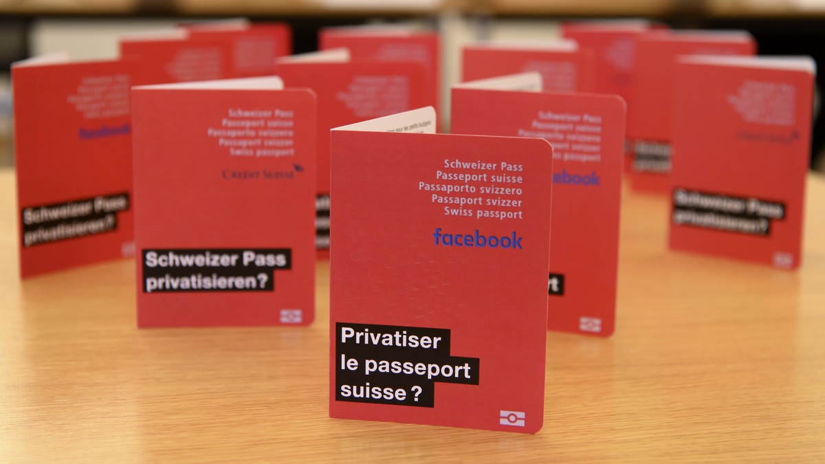 Falsche Schweizer Paesse fotografiert waehrend der Medienkonferenz "Fatale Fehler fuer die Zukunft vermeiden" ueber die Privatisierung der elektronischen Identitaet (E-ID), am Dienstag, 2. F ...