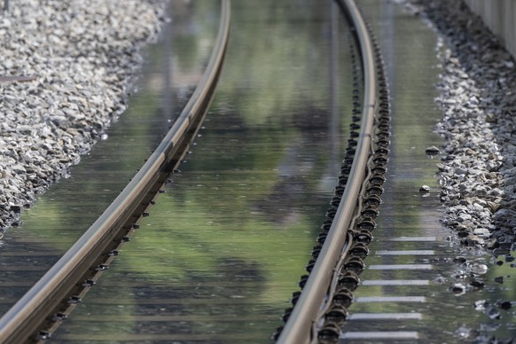 Ein Eisenbahngleis der Zentralbahn steht wegen dem Grundwasserdruck unter Wasser, am Sarnersee im Kanton Obwalden, am Dienstag, 29. Juli 2025 in Sachseln im Kanton Obwalden. (KEYSTONE/Urs Flueeler).