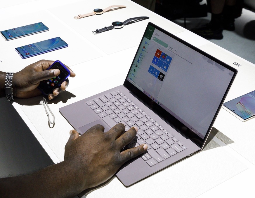 epa07761301 A man tries the new Samsung Galaxy Book S laptop during the Samsung Unpacked event at the Barclays Center in Brooklyn, New York, USA, 07 August 2019. EPA/JUSTIN LANE