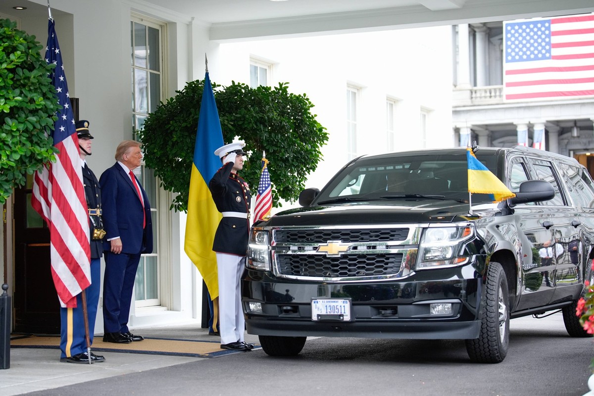 President Donald Trump greets Ukrainian President Volodymyr Zelenskiy before their meeting with European Leaders at the White House in Washington on Monday, August 18, 2025. PUBLICATIONxINxGERxSUIxAUT ...