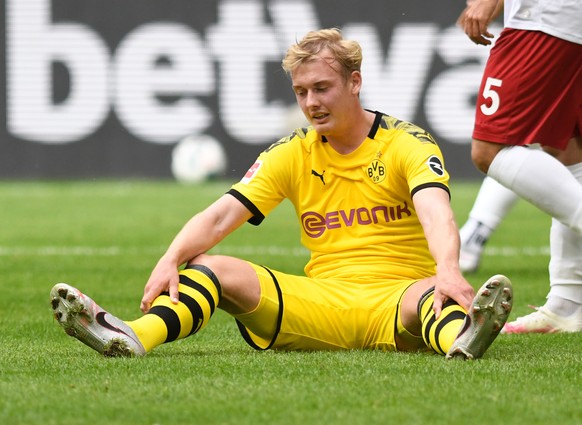 13.06.2020, Nordrhein-Westfalen, D�sseldorf: Fu�ball: Bundesliga, Fortuna D�sseldorf - Borussia Dortmund, 31. Spieltag in der Merkur Spielarena. Dortmunds Julian Brandt sitzt nach einer Aktion auf dem ...