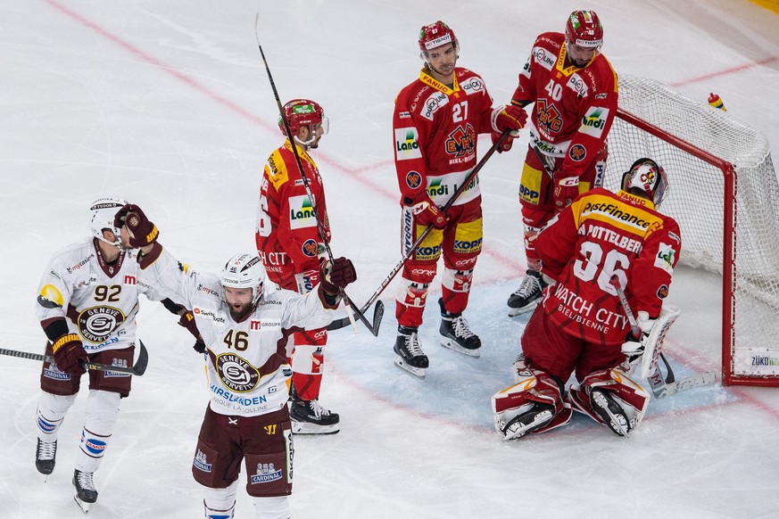 Biels Hintermannschaft ist geschlagen, Servettes Benjamin Antonietti feiert den Treffer zum 0-1 im Eishockey Meisterschaftsspiel der National League zwischen dem EHC Biel und Genf Servette HC, am Sams ...