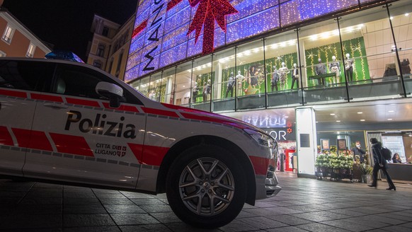 epa08839660 Police in front of the Manor department store in Piazza Dante in Lugano, Switzerland, 24 November 2020. In the afternoon shortly after 2 p.m. a stabbing occurred in the department store. A ...