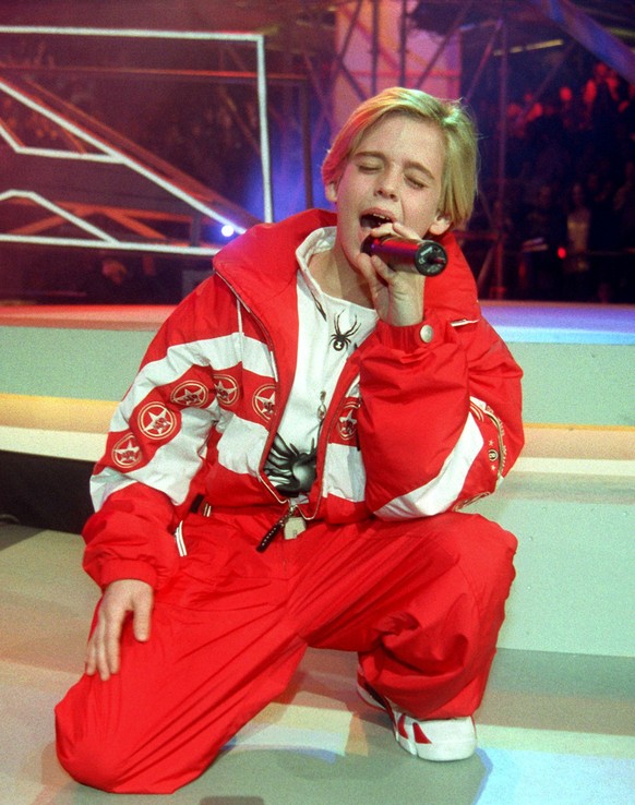 ARCHIV - 20.02.1999, Nordrhein-Westfalen, K�ln: Teenie-Idol Aaron Carter kniet w�hrend der &quot;Bravo Super Show&quot; auf der B�hne. (zu dpa: �US-S�nger Aaron Carter ist tot�) Foto: Bernd Thissen/dp ...