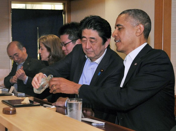 Shinzo Abe und Barack Obama begiessen ihre Zusammenarbeit mit Sake.&nbsp;